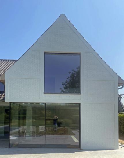 Villa met grote glaspartijen op het zuiden