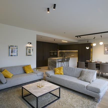 Modern interieur aangekleed met warme materialen