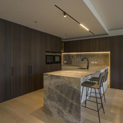 Keuken in leefruimte met ingewerkte toegangsdeur naar de berging