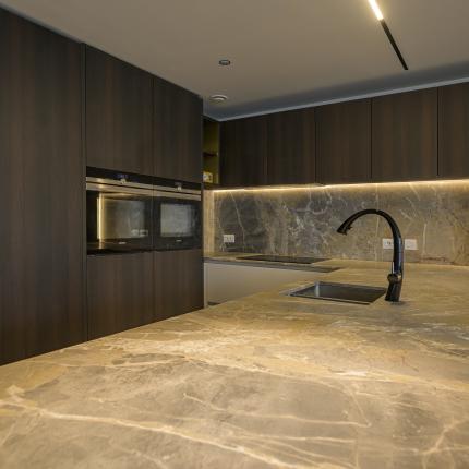 Nieuwe keuken in gerenoveerd appartement met blad in natuursteen.