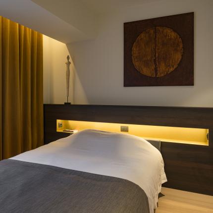 Modern interieur aangekleed met warme materialen