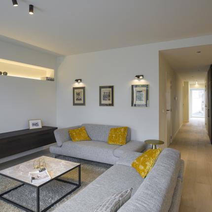 Modern interieur aangekleed met warme materialen