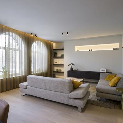 Modern interieur met warme aankleding