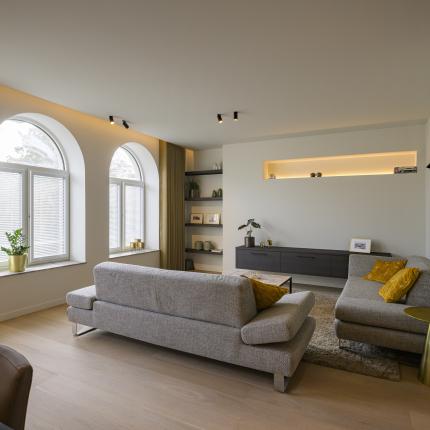 Modern interieur met warme aankleding