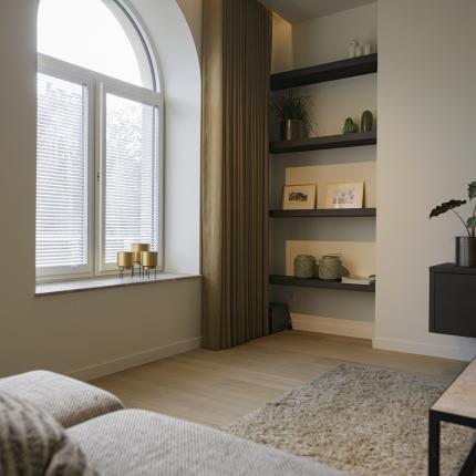 Modern interieur met warme aankleding