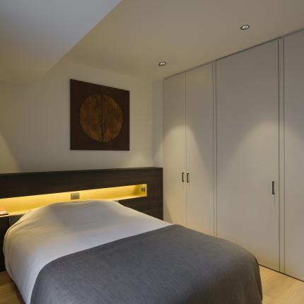 Modern interieur aangekleed met warme materialen