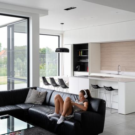 Villabouw met strakke lijnen en architectuur