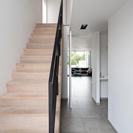 Traphal moderne witte villa architectuur: bouwen