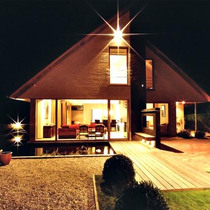 Buitenverlichting zorgt ervoor dat de woning ook 's avonds erg gezellig oogt