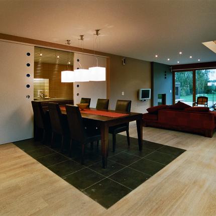 Eettafel met zicht op zithoek