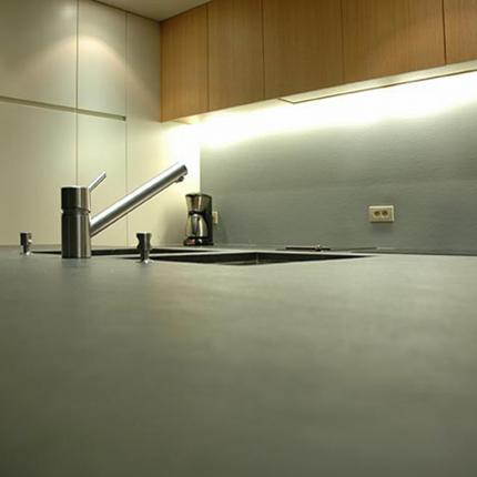 groot keukenaanrecht met scheerlicht