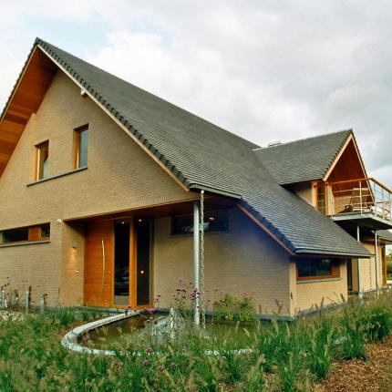 hedendaagse villa omgeven door waterpartij