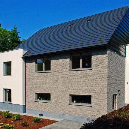 Discrete  voorgevel hedendaagse villa Discrete  voorgevel hedendaagse villa
