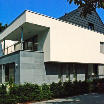 Zijgevel in combinatie van crepi met blauwe natuursteen Zijgevel in combinatie van crepi met blauwe natuursteen