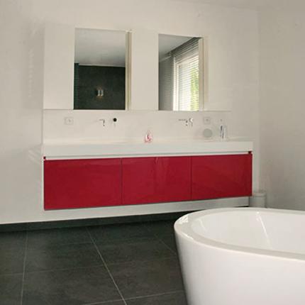 Hedendaagse badkamer met vrijstaand bad en badkamermeubel in accentkleur Hedendaagse badkamer met vrijstaand bad en badkamermeubel in accentkleur