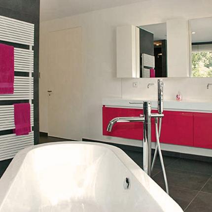 Hedendaagse badkamer met vrijstaand bad en badkamermeubel in accentkleur Hedendaagse badkamer met vrijstaand bad en badkamermeubel in accentkleur