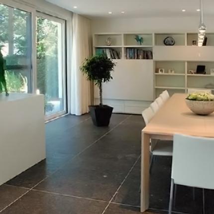 Interieur hedendaagse villa met eetruimte Interieur hedendaagse villa met eetruimte