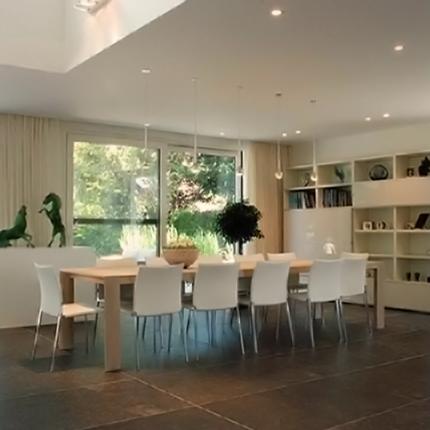 Interieur hedendaagse villa met eetruimte en vide Interieur hedendaagse villa met eetruimte en vide