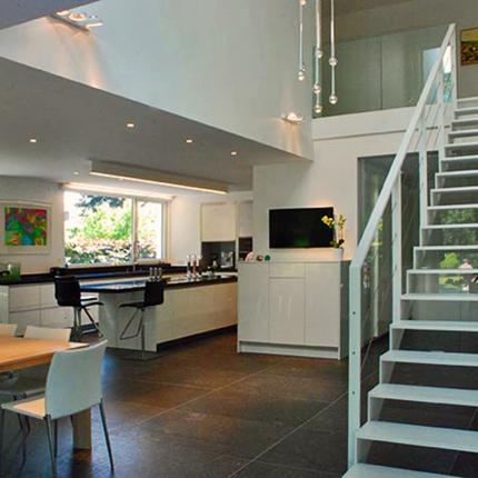 Interieur hedendaagse villa met open trap in grote vide Interieur hedendaagse villa met open trap in grote vide