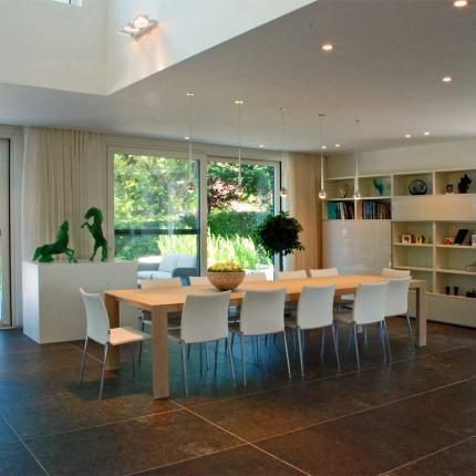 Interieur hedendaagse villa met eetruimte en vide Interieur hedendaagse villa met eetruimte en vide