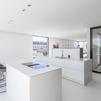 Open leefruimte met witte gietvloer