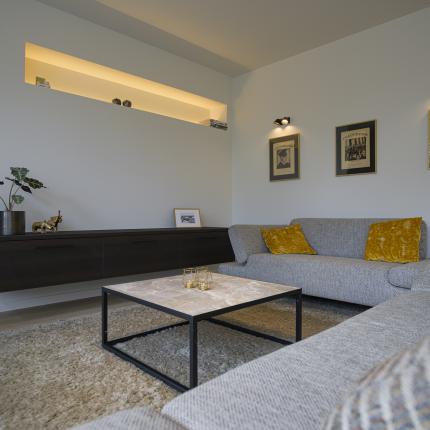 Modern interieur, zithoek met warme accenten