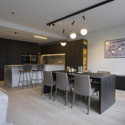 Modern interieur met warme accenten