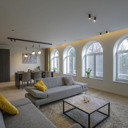 Modern interieur, leefruimte met warme accenten