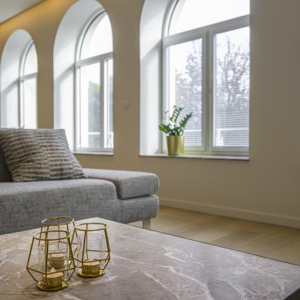 Modern interieur met warme accenten