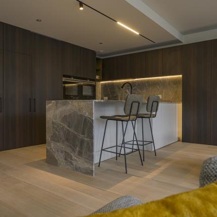 Leefkeuken in natuursteen met warme accenten