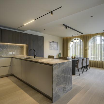 Leefkeuken in natuursteen met warme accenten