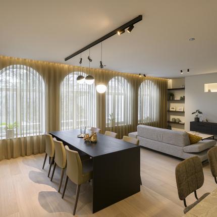 Modern interieur met warme accenten