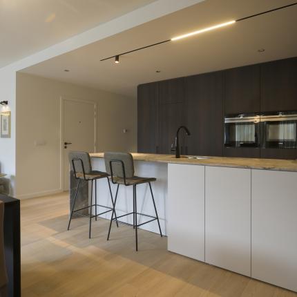 Modern interieur, leefkeuken met warme accenten