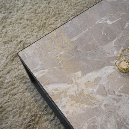 Detail interieur met salontafel in dezelfde natuursteen als de vensterbanken &amp; keuken