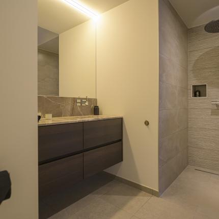 Moderne badkamer met warme materialen