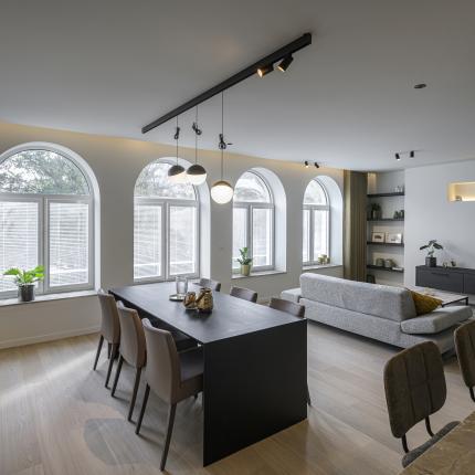 Modern interieur met warme accenten