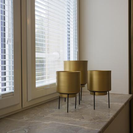 Detail interieur met venstertabletten in dezelfde natuursteen als de keuken