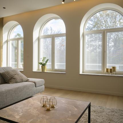 Modern interieur met warme accenten