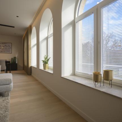 Modern interieur met warme accenten