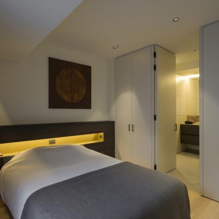 Gezellige spaalkamer met toegang tot de badkamer via de kastenwand - deel 2