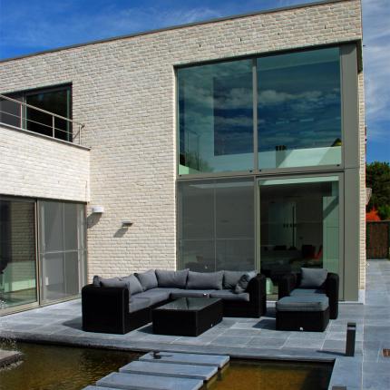 Achtergevel moderne villa in gevelsteen met waterpartij Achtergevel moderne villa in gevelsteen met waterpartij