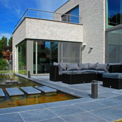 Achtergevel moderne villa in gevelsteen met waterpartij Achtergevel moderne villa in gevelsteen met waterpartij