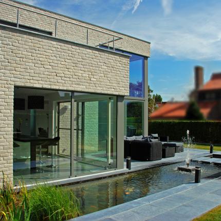 Achtergevel moderne villa in gevelsteen met waterpartij Achtergevel moderne villa in gevelsteen met waterpartij