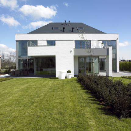 Achtergevel hedendaagse ruime koppelwoning in wit geschilderde gevelsteen