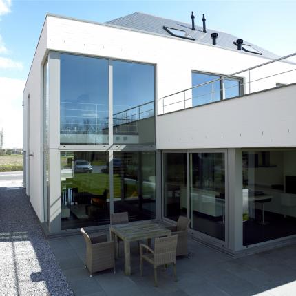 Detail achtergevel hedendaagse ruime koppelwoning in wit geschilderde gevelsteen