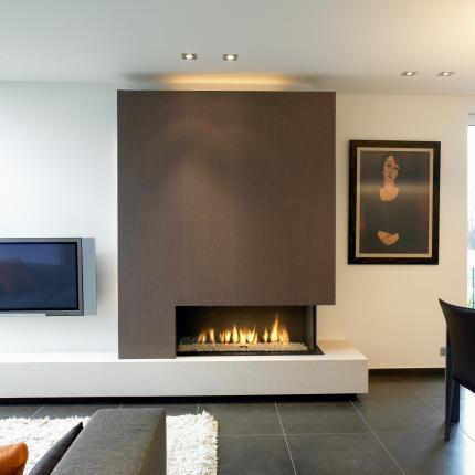 Interieur leefruimte met open haard