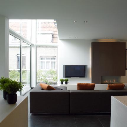 Interieur leefruimte met ingewerkte haard