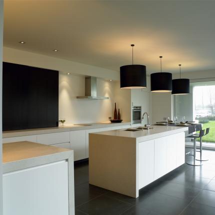 Interieur ruime koppelwoning met open leefkeuken en kookeiland