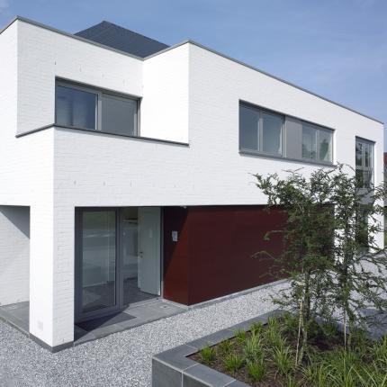 Voorgevel ruime, atypische koppelwoning