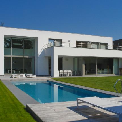Strakke moderne villa in witte gevelsteen en zwembad